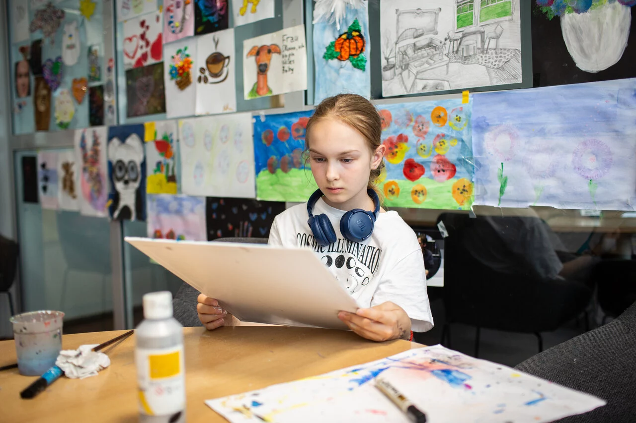 Daria, de 11 años y originaria de Kiev, Ucrania, participando en una clase de arteterapia en Varsovia. Las clases de arteterapia
son una de las muchas iniciativas que apoya UNICEF para mejorar el bienestar mental de niños, niñas y jóvenes, y con la que
Rituals busca apoyar con esta nueva alianza. © UNICEF/UNI582108/Reklajtis