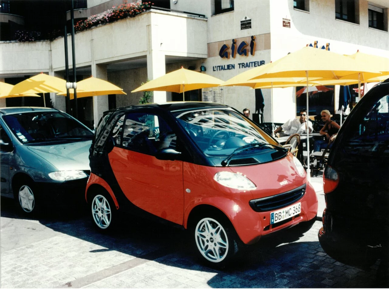 In narrow streets and tight parking spaces, the smart City Coupé, introduced in 1997, meets modern customer needs for mobility and fuctionality in urban areas with heavy traffic.