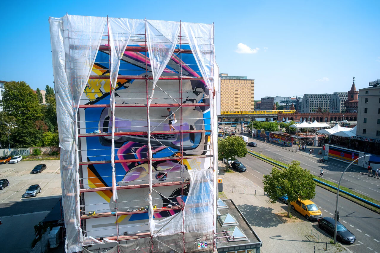 smart_hashtag2_mural_Berlin_progress.jpg