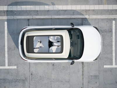 eu-edition1-boldwhite-digitalwhite-platinumgold-ext-006-topview-open-urban-2