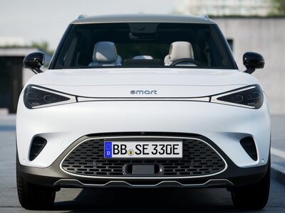 eu-edition1-boldwhite-digitalwhite-platinumgold-ext-007-front-urban-4