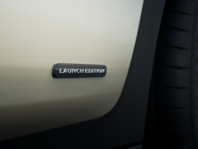 eu-edition1-boldwhite-digitalwhite-platinumgold-ext-009-sidekicker-detail-badge-urban