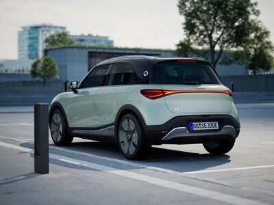 eu-premium-darkmatter-futuregreen-eclipseblack-ext-002-3-4-rear-urban