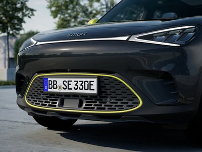 eu-pro-lightning-metablack-lumenyellow-ext-024-frontgrill-detail-urban