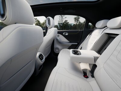 eu-pro-lightning-metablack-lumenyellow-int-012-rearlegroomopenconsole-urban