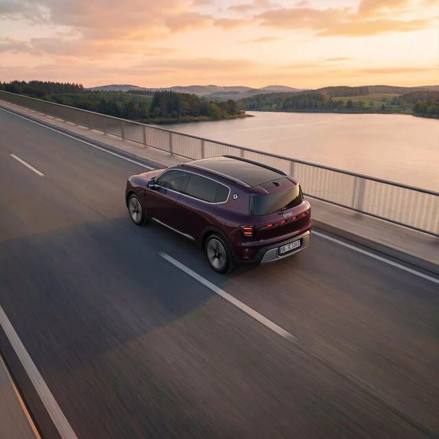 smart_hashtag5_premium awd_rubyred_exterior_3