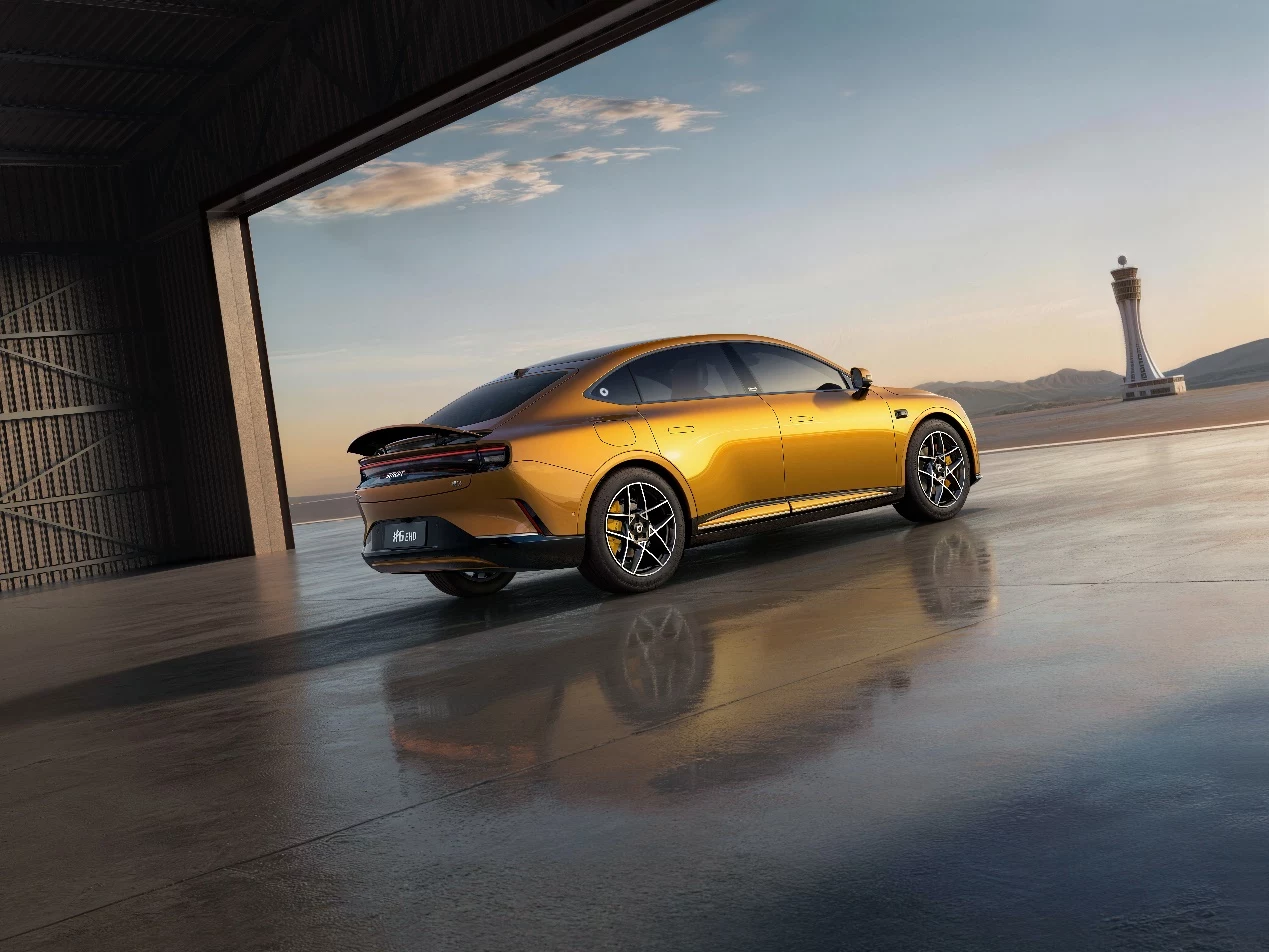 8. Its exterior design blends fluid grace and dynamic power in every sculptural line.png