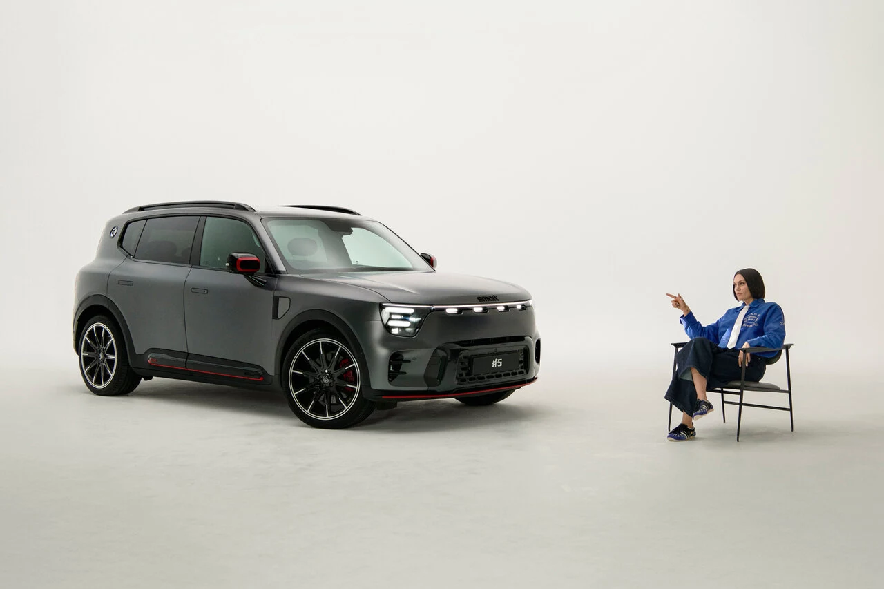 Die Kampagne stellt den smart #5 als Co-Star neben Jessie J in den Mittelpunkt