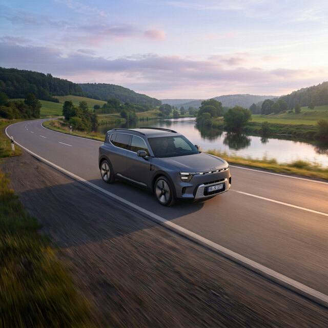 smart_hashtag5_premium awd_interstellarblue_exterior_9.jpg