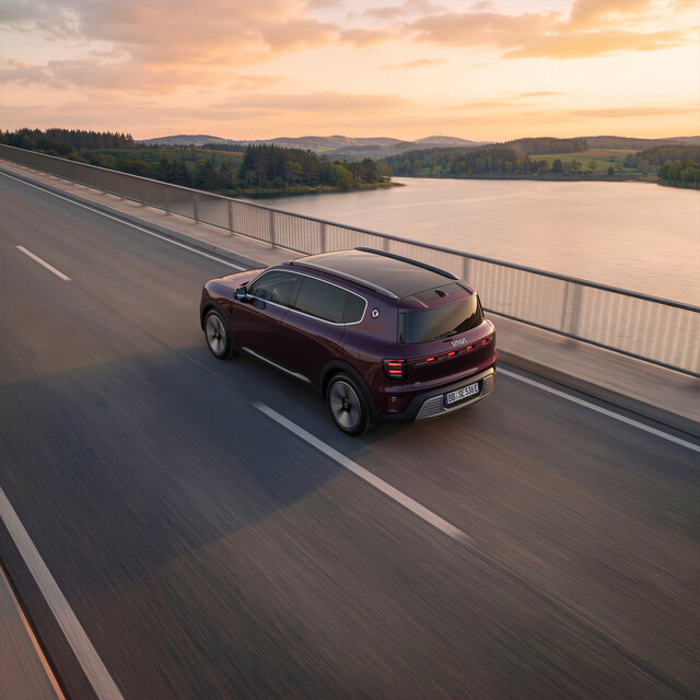 smart_hashtag5_premium awd_rubyred_exterior_3.jpg