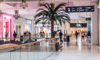Los Arcos shopping Centre in Seville - interior view.jpg