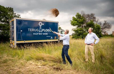 DSC02975 - Faan and Dirk van der Walt from WeBuyCars resized.jpg