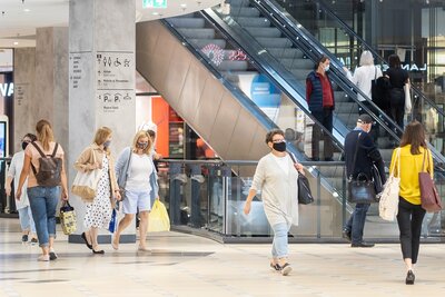 EPP - shoppers adhering to Covid regulations.2.jpg