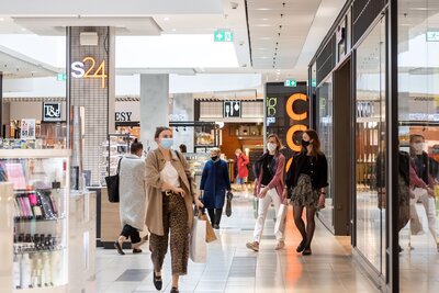 EPP - shoppers adhering to Covid regulations.1.jpg