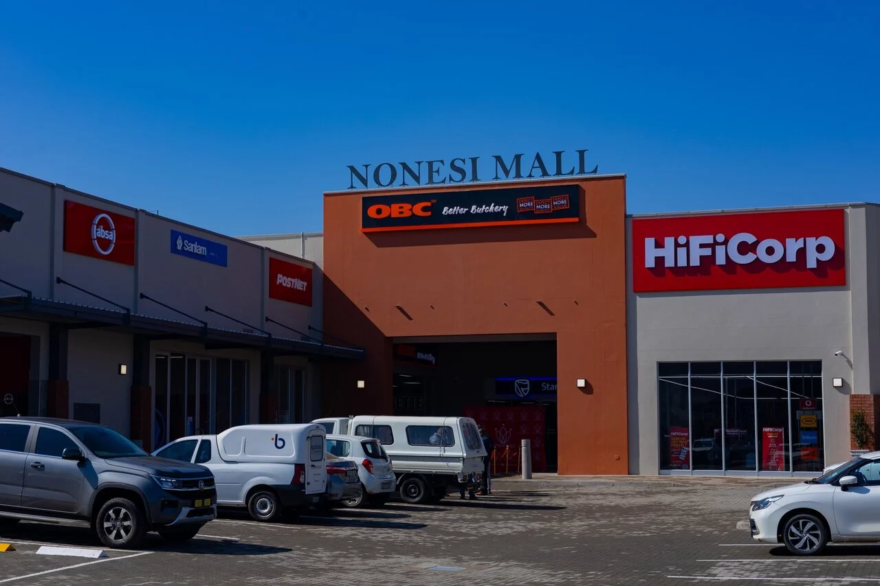 Entrance to Nonesi Mall.jpg