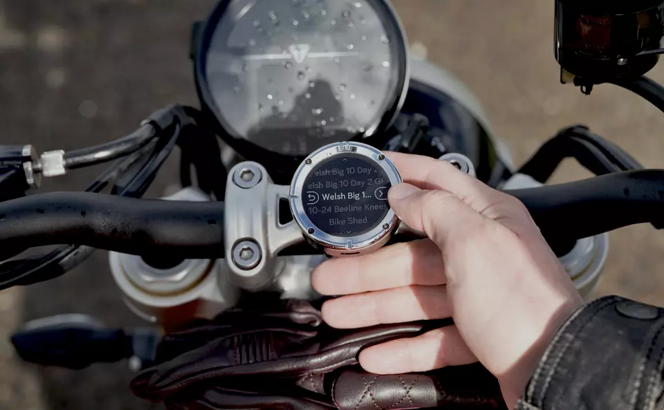 Navigate to a favourite destination directly from the Moto II device