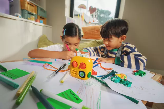 LS0826_008_mini_aj_yellow_ENG_Earth Explorers