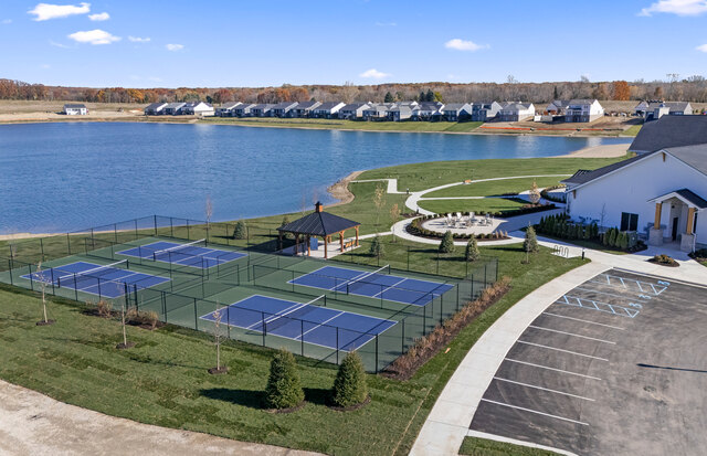 mi-dw-kr-amenitycenter-nov2025-pickleballcourt.jpg